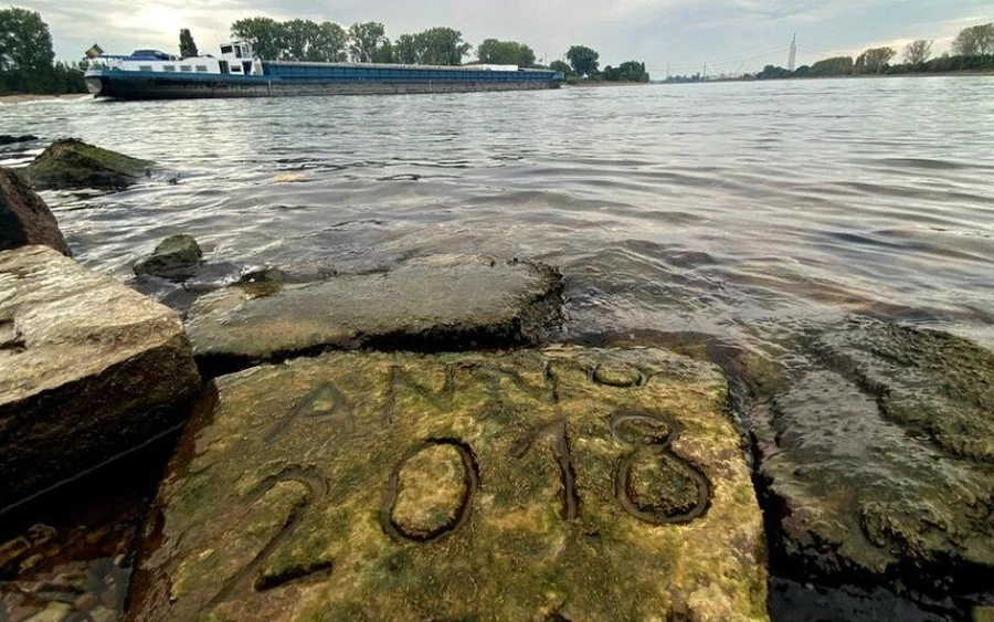 Az európai folyók csökkenő vízszintjei olyan dolgokat is feltártak, amelyeket már évek óta nem láthattunk. Ezek a figyelmeztetések például, az úgynevezett éhségkövek, amelyek lényegében a korábbi aszályos időszakokból származó feliratokat. 