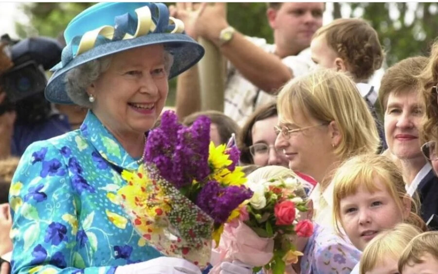Életének 97. évében elhunyt II. Erzsébet brit királynő, a brit történelem leghosszabb ideig regnáló uralkodója. A Windsor-ház feje csütörtökön délután, „békésen” hunyt el – tudatta csütörtökön a Buckingham-palota kora este. 