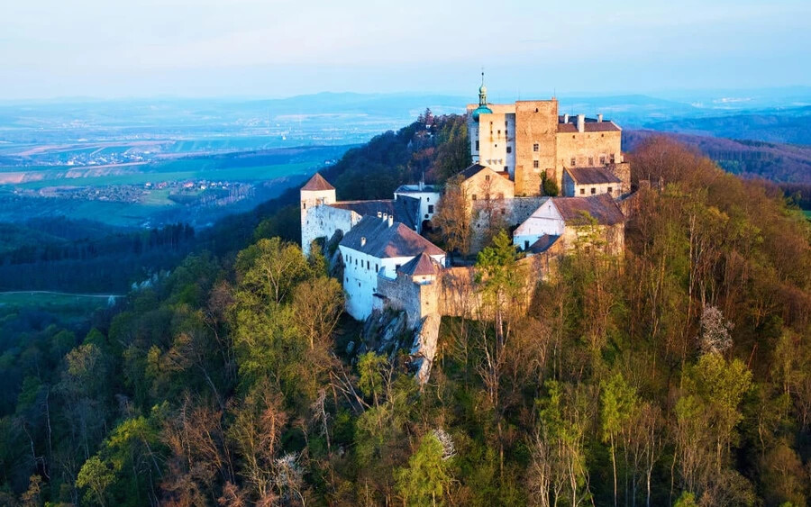 Buchlov-kastély: Az Uherské Hradiště cseh kisváros melletti dombon, 510 méteres tengerszint feletti magasságban álló Buchlov a 13. század első fele óta létezik. A kastély szigorú gótikus stílusból váltott kényelmes reneszánszra. Ha ide látogat, hét különböző túra közül választhat. Csodálja meg a gótikus, reneszánsz és barokk termeket, valamint a kastély tulajdonosainak életmódját bemutató kiállítást a 15. századtól a 19. századig.