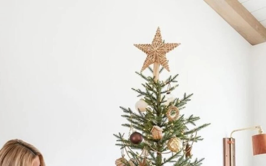 A karácsonyfa a karácsony legnépszerűbb szimbóluma, amely az ünnepi időszakban minden otthonban kiemelt helyet foglal el. Ha nem tudja, milyen stílusú dekorációt részesítsen előnyben, inspirálódj néhány ötlettel! A fotón az északi stílus látható.
