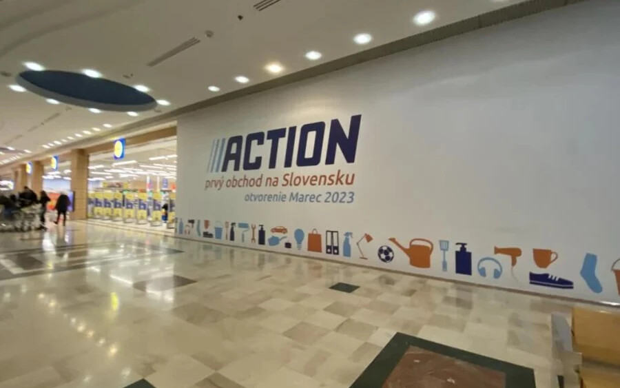 Az Action holland diszkontlánc tavaly jelentette be belépését a szlovák piacra. Az áruháznak összesen több mint 2000 üzlete van tíz különböző országban. A szlovákiai vásárlók elsősorban a szomszédos Ausztriából ismerik.