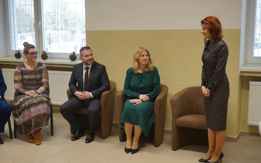 Zuzana Čaputová és Branislav Becík hallgatják, ahogy Angelika Hajníková bemutatja az SOS krízisközpontot (Vataščin Péter felvétele)