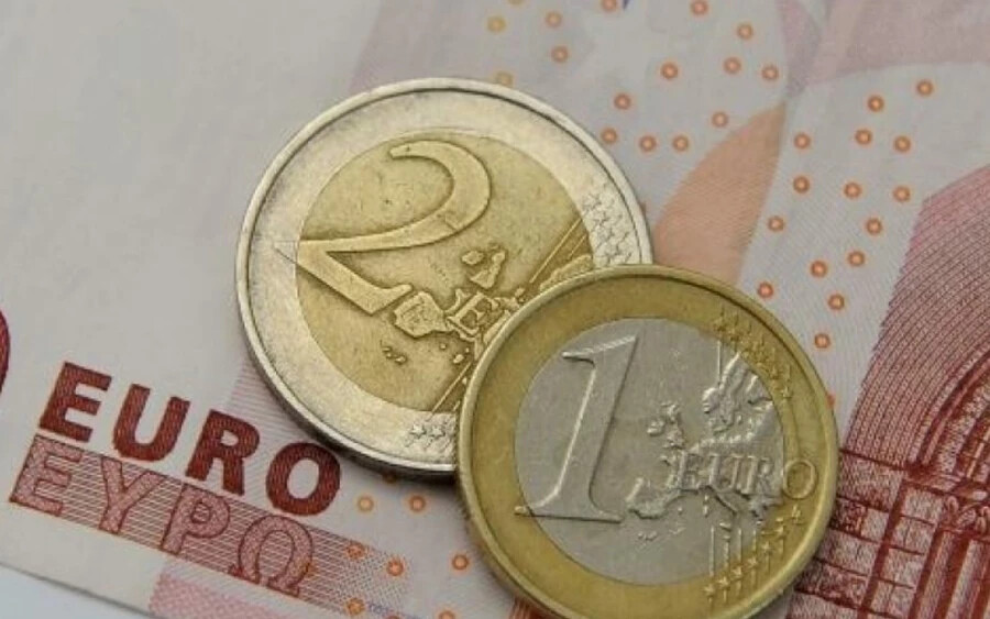 Az Európai Központi Bank honlapja szerint minden ország évente két emlékérmét bocsáthat ki. Ezek az érmék ugyanazokkal a jellemzőkkel és tulajdonságokkal, valamint ugyanazzal a közös oldallal rendelkeznek, mint a hagyományos kéteurós érmék. Csak a nemzeti oldalon található emlékjelzésben különböznek, és csak kéteurós érmékben bocsáthatók ki.