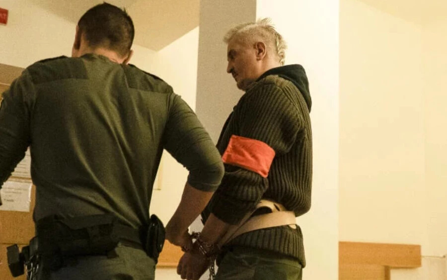 Miroslav (38) rendkívül magas, 25 éves börtönbüntetésre számíthat egy gyilkossági kísérletért. A vádirat szerint a férfi 57 éves édesanyját és öccsét támadta meg az alsókubíni lakásukban. A vádlott és a családtagok is részegek voltak.
