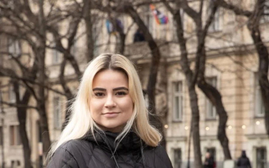 Katka (23) is csak heti négy napot szeretne dolgozni. "Én elfogadnám. Jól működne nálunk, a dolgozók boldogabbak és hatékonyabbak lennének. Másrészt én is találkoztam azzal, hogy elkezdenek lazsálni. Ha rajtam múlna, mindenképpen elfogadnám" - hangsúlyozta a pozsonyi Katka.