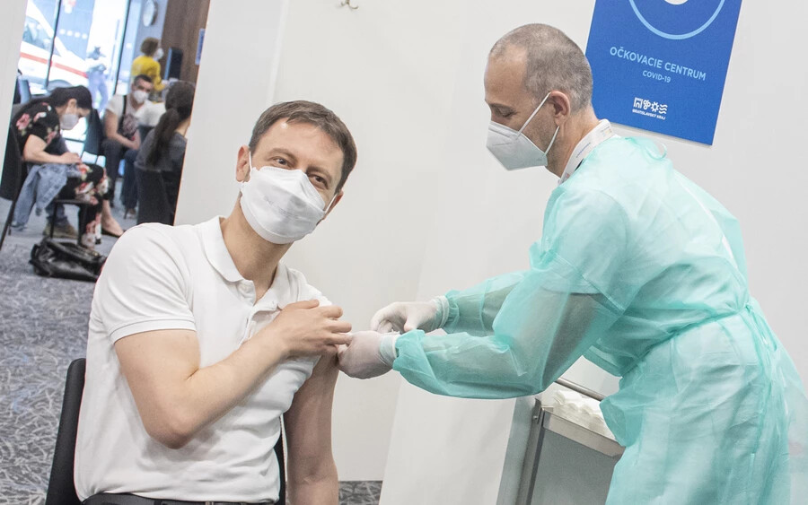 GALÉRIA: Heger megkapta a koronavírus-oltás első dózisát