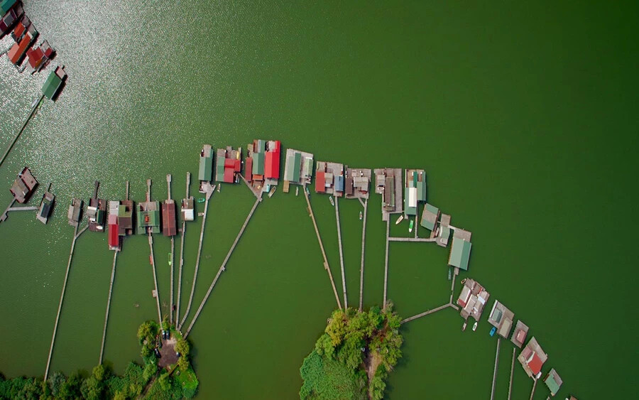 A Bokodi-tó, amelyet „lebegő falunak” is neveznek: a NatGeo riporterei a légi felvételek készítése mellett még a horgászókat is meginterjúvolták arról, milyen az élet a tavon. (Fotó: National Geographic/Molnár-Bernáth László)