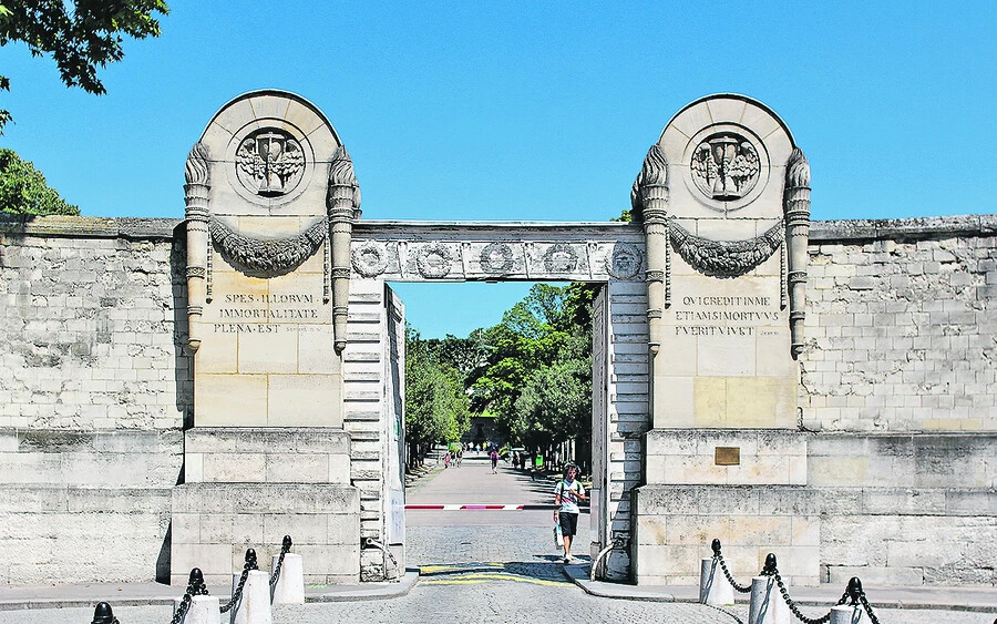 A híres párizsi temető főbejárata (Fotó: Wikipedia/Coyau)