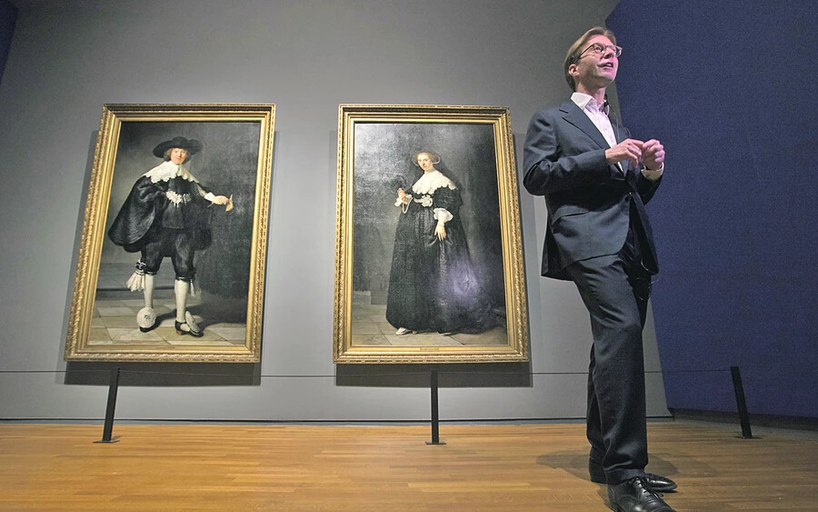 Taco Dibbits múzeumigazgató Rembrandt Marten Soolmans és Oopjen Coppit kettős portréja előtt. A portrék 1634-ben készültek Soolmans és Coppit esküvője alkalmából. A két képet soha nem választották el egymástól, 2015-ben a Louvre és a Rijskmuseum összedobott rá 180 millió dollárt. A megállapodás szerint felváltva láthatók a két világhírű múzeum tárlatain.