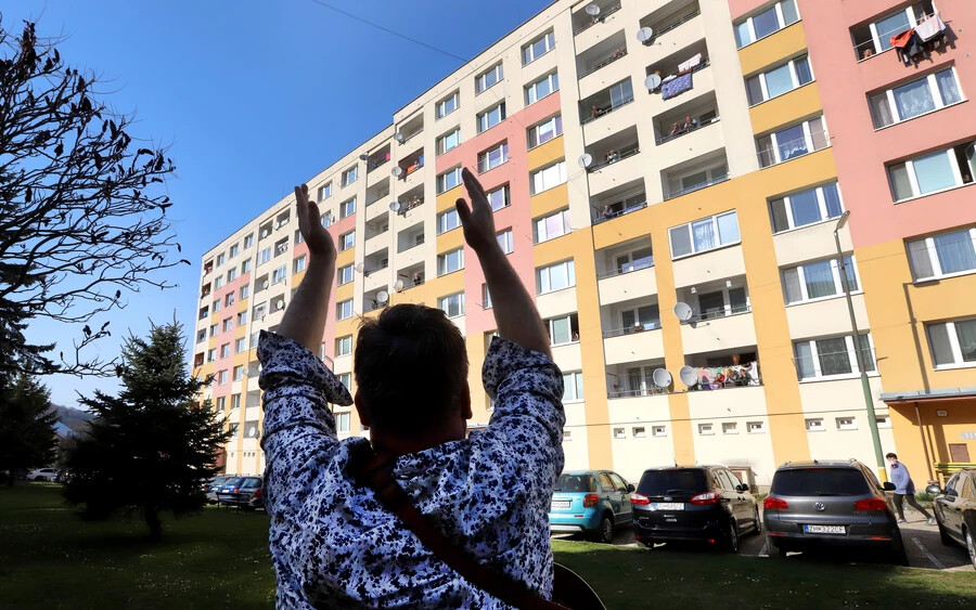 „Az emberek értéktelen lakásokat vásárolnak, amelyek azonban az élettartamuk a végéhez közelednek. Meglepő, hogy milyen keveset beszélnek erről a kérdésről" - mondta Vladimír Brůna közgazdász az idnes.cz-nek.