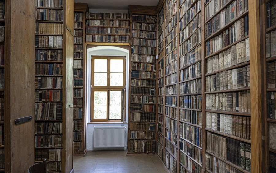 Végtelen polcfalak – ez Közép-Európa legnagyobb történelmi iskolakönyvtára