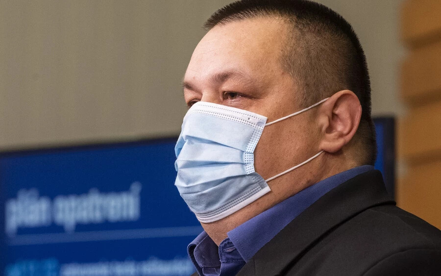 November 3-án, csütörtökön a szlovák egészségügyi rendszer több ismert arca is a kamerák előtt oltatta be magát influenzával szemben, ezáltal próbálták fellendíteni a rendkívül alacsony oltakozási kedvet.