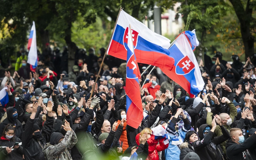 Könnygázt vetettek be a rendőrök az agresszív tüntetők ellen Pozsonyban