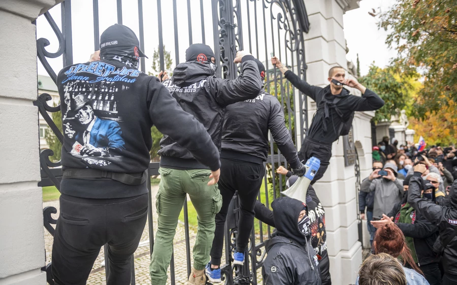 Könnygázt vetettek be a rendőrök az agresszív tüntetők ellen Pozsonyban