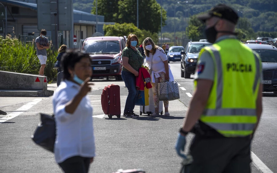 GALÉRIA: A bergi határátkelőnél gyülekeznek az intelligens karanténra várók