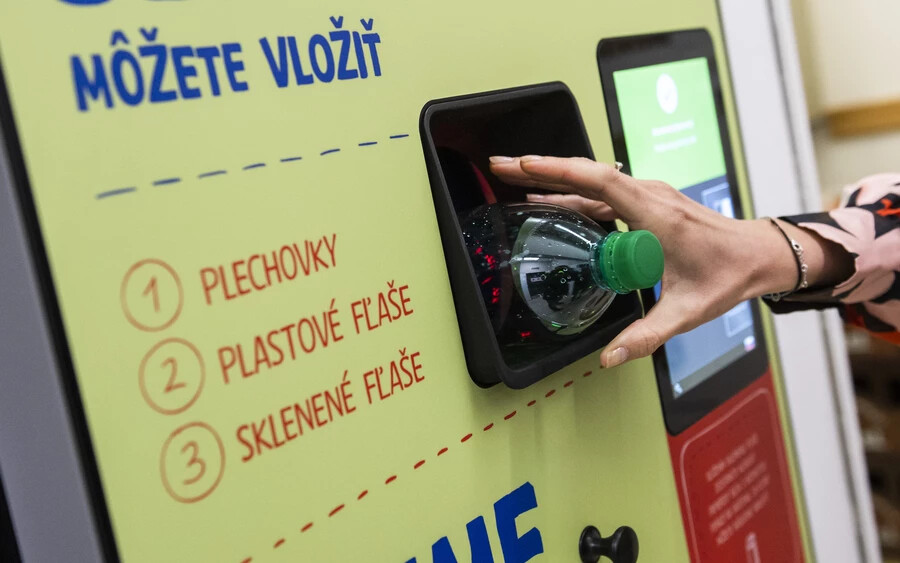 Hamarosan a benzinkutaknál vagy a nemzeti parkokban is visszaválthatjuk a műanyag palackokat – ezt Marián Áč, a a betétdíjas rendszer igazgatója erősítette meg az Aktuality.sk-nak.