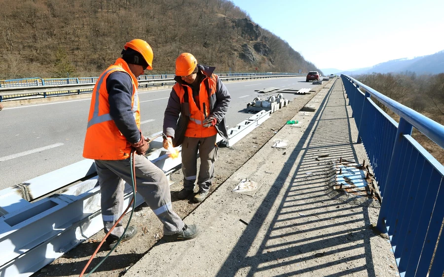 Ez azonban nem túl vonzó az elektromos autók vezetői számára, mivel az autók nagyobb sebességnél (110 km/h vagy annál nagyobb sebességnél) a légellenállás miatt jelentősen több energiát fogyasztanak.