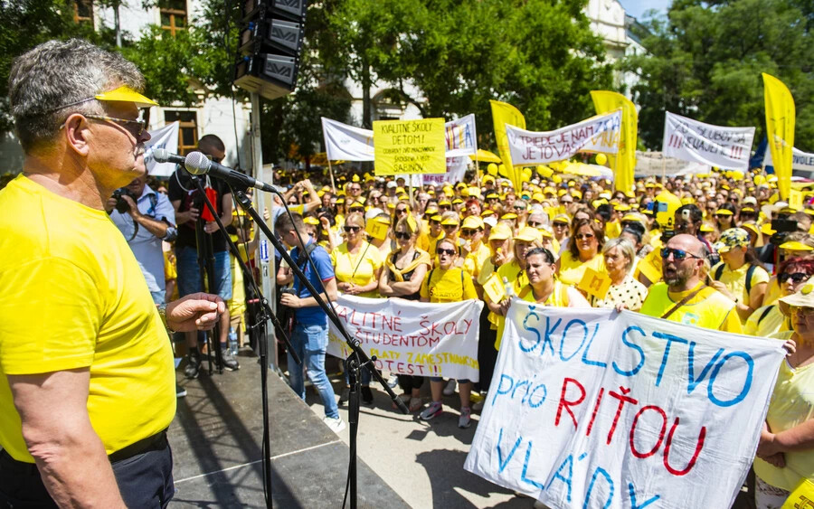 Több ezer iskolai dolgozó tüntet a magasabb fizetésért és a jobb feltételekért