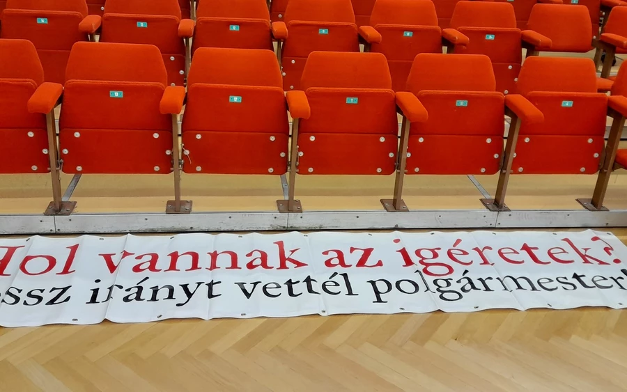 Transzparensek a nagyteremben (a szerző felvétele)