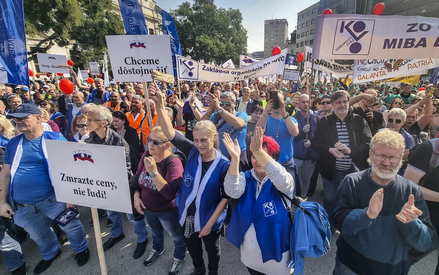 Több ezren tüntettek a szegénység és az infláció ellen Pozsonyban (FOTÓK)