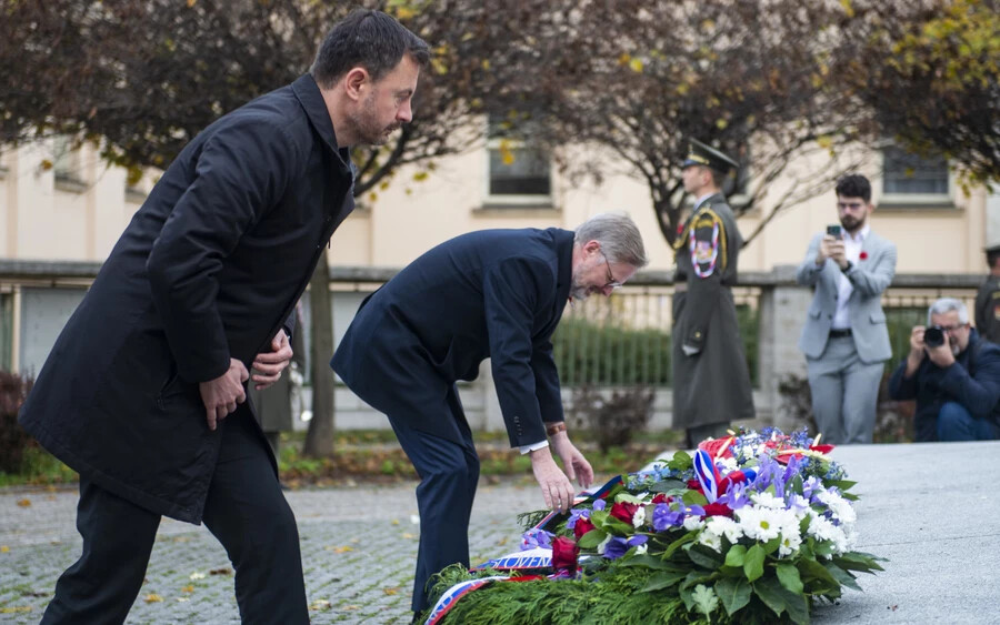 Az elesett katonák előtt tisztelgett Heger és a cseh kormányfő