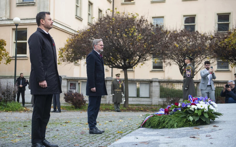 Az elesett katonák előtt tisztelgett Heger és a cseh kormányfő