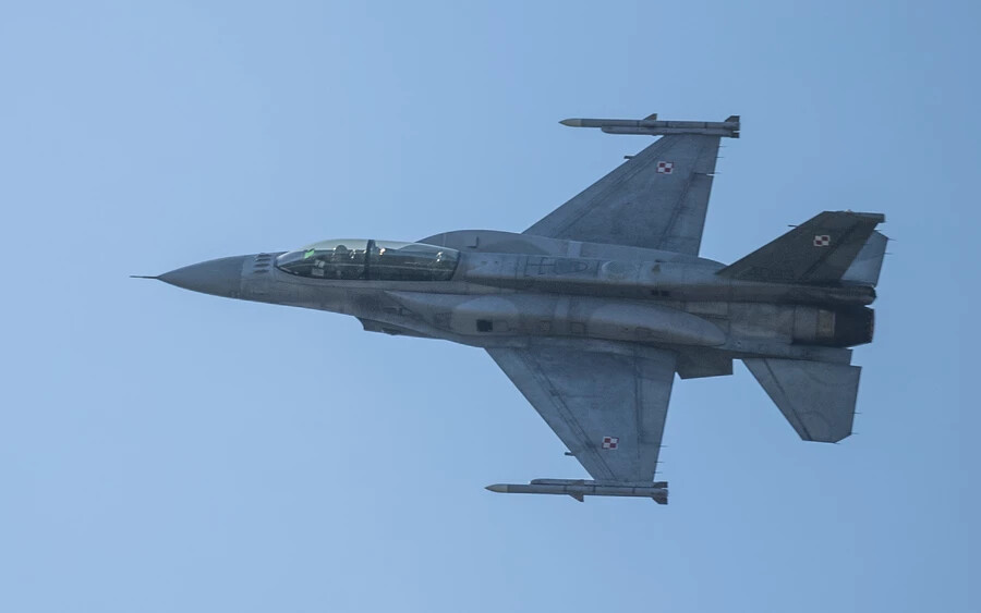 Az F-16-osok sokkal modernebbek, mint a MiG-ek, bár utóbbiak átestek a korszerűsítésen, alkatrészhiány miatt mégis inkább előbbiek beszerzése mellett döntött a tárca.