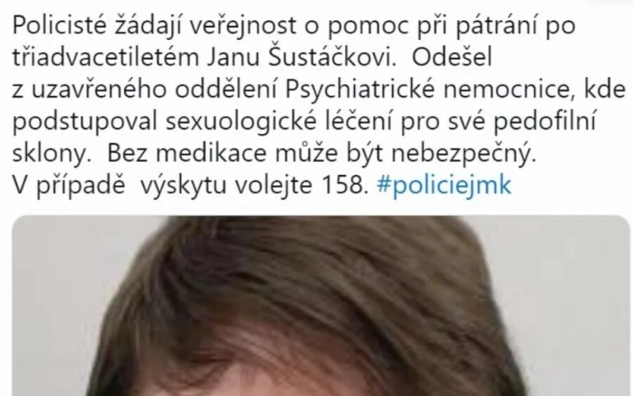  „Erős testalkatú, körülbelül 180 centiméter magas, borotvált, rövid barna hajú. Árulkodó jel lehet a zagyva beszéde" - áll a leírásban. A pedofil rövid ujjú fekete pólót, sötét rövidnadrágot és papucsot vagy szandált viselt a lábán.