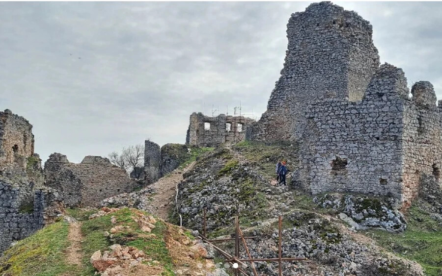 A Tornai vár a Kassai kerület Kassa-környéki járásában található, a 13. és 14. század fordulóján alapították, romjai Torna falu fölé magasodnak. A tornai vár ma szabadon látogatható, és a kulturális műemlék helyreállításáról a Castrum Thorna polgári társulás gondoskodik.