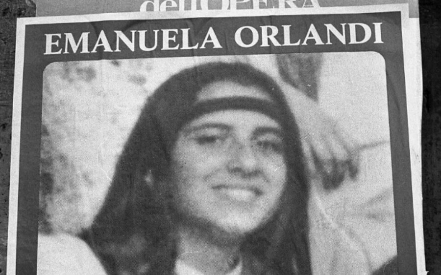 Emanuela Orlandi Ercole és Marie Orlandi öt gyermeke közül a negyedik. Apja a Vatikán alkalmazottja volt, ahol a család élt. Emanuela 1983. június 22-én, 15 évesen tűnt el Rómából, amikor egy fuvolaóráról nem tért haza.