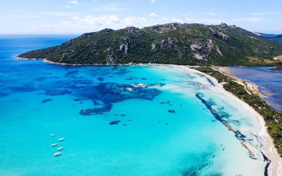 Santa Giulia strand, Franciaország: Ez a Korzika déli részén található strand Franciaország egyik legszebb strandja, és valószínűleg Korzika legjobb strandja.