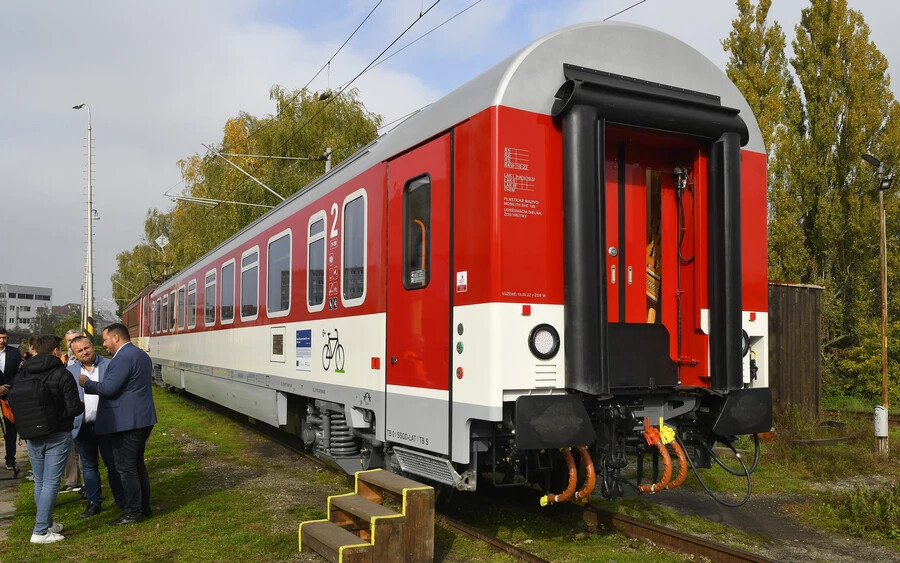 A szóvivő elmondta, hogy ebben az időben az utasok csak a vonaton tudnak jegyet vásárolni a vonatszemélyzettől, ráfizetés nélkül.