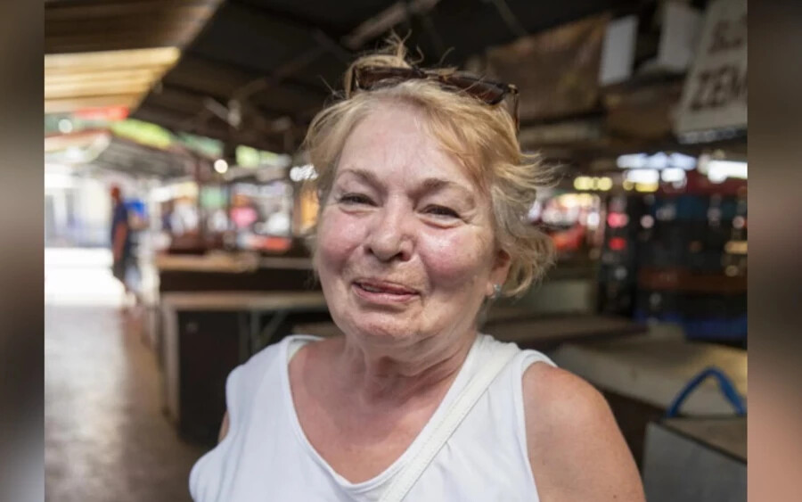 „A 10 százalék egyáltalán nem segít rajtunk, minden drágul, mindenért többet kell fizetnünk, nézze meg az itteni árakat” - panaszkodott a 72 éves Blanka. „Emelik a nyugdíjainkat, mert minden drágább, de ez nem igazán segít rajtunk" – mondta.