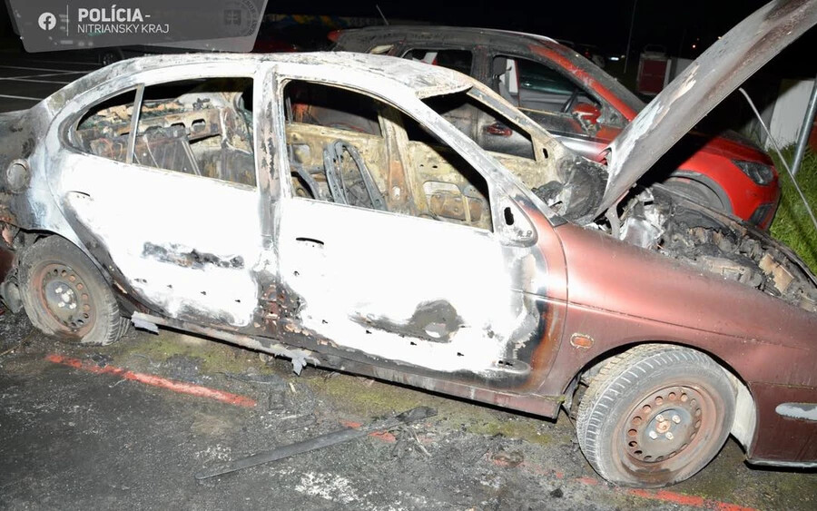 A Renault Megane típusú személygépjárműből kivett egy takarót, melyet felgyújtott és visszadobta az autóba, amitől az teljesen leégett. 