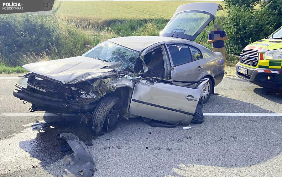 BALESET: Kamionnak ütközött egy autó a magyar-szlovák határ közelében (FOTÓK)