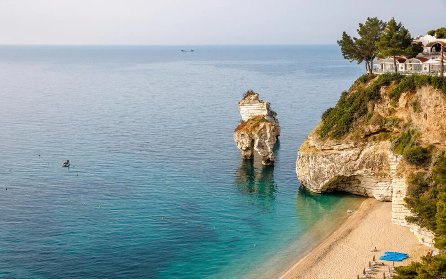 Baia delle Zagare, Olaszország: Bár nem magánstrandról van szó, a Baia delle Zagare bejárata a strand felett található szállodán keresztül vezet. "Ha igazán ki akarod használni ezt a különleges helyet, bérelj egy hajót, és fedezd fel a rejtett barlangokat és a titkos strandokat" - ajánlja az EBD.