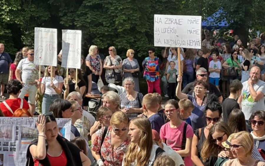 Többek között Szinna (Snina) városa is érintett. Az itt élők azonban nem engedik egykönnyen a szülészetet. „Nagyon jól tudják, hogy ha egyszer valamit megszüntetnek, akkor soha többé nem hozzák vissza” – reagált František Pavlovčin, az érintett szülészet főorvosa.