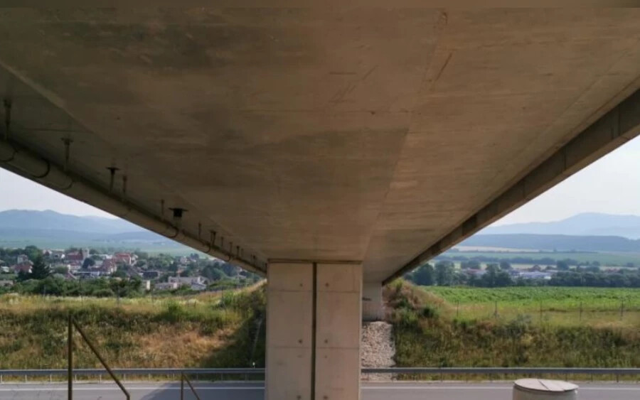 Ráadásul a híd mindkét oldalán betonkorlátok vannak, amelyek lehetetlenné teszik, hogy bármelyik autó fel tudjon hajtani a hídra. A szarvasok és az erdei állatok azonban megtanulták használni, így egy szuperdrága „zöld” átkelő lett belőle. 