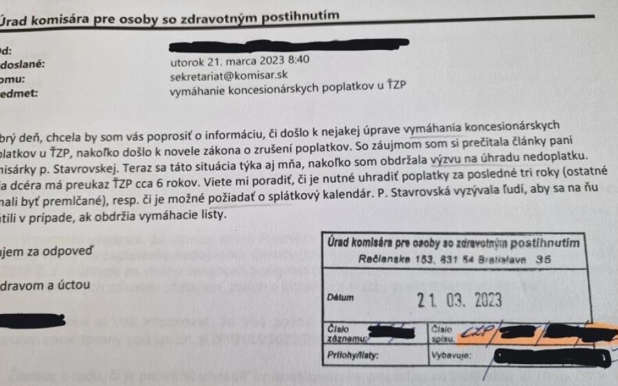 „Bár a díj megfizetésére vonatkozó kötelezettség idén július 1-jétől teljesen megszűnik, egyes fogyatékossággal élők a korábbi évek hátralékainak megfizetésére kényszerülhetnek, annak ellenére, hogy a törvény szerint a fogyatékossági igazolvánnyal rendelkezők mentesülnek a díjfizetés alól” – mondta Zuzana Stavrovská kormánybiztos, hozzátéve, hogy 2012-től erre kérelmet kellett beadni.