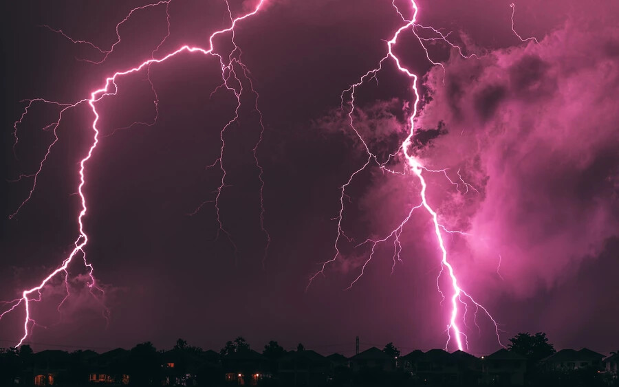 Szerdán 16 órától harmadfokú figyelmeztetés van érvényben a vihar miatt a Rimaszombati, a Besztercebányai és a Nagyrőcei járásban – tájékoztatott honlapján a Szlovák Hidrometeorológiai Intézet (SHMÚ).