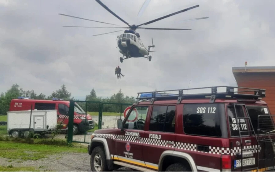 A mentők helikopterrel érkeztek a helyszínre.