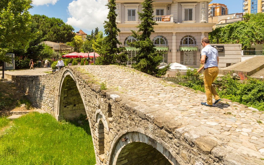 A Pozsonyból Tiranába tartó repülőút mindössze 4 órát vesz igénybe, és a retúrjegyet már 88 eurótól megvásárolhatja.