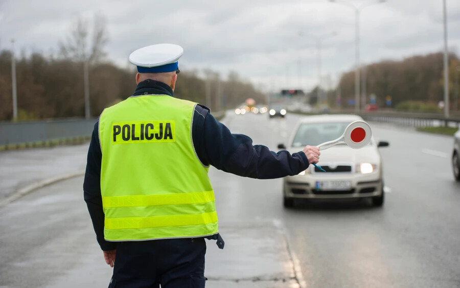 A közúti közlekedésről szóló törvény hangsúlyozza, hogy a járművezető csak akkor adhat hangjelzést, ha az a közvetlen veszély elhárításához szükséges, továbbá településen kívül az előzött jármű vezetőjének figyelmeztetésére is nyomhatja a dudát.