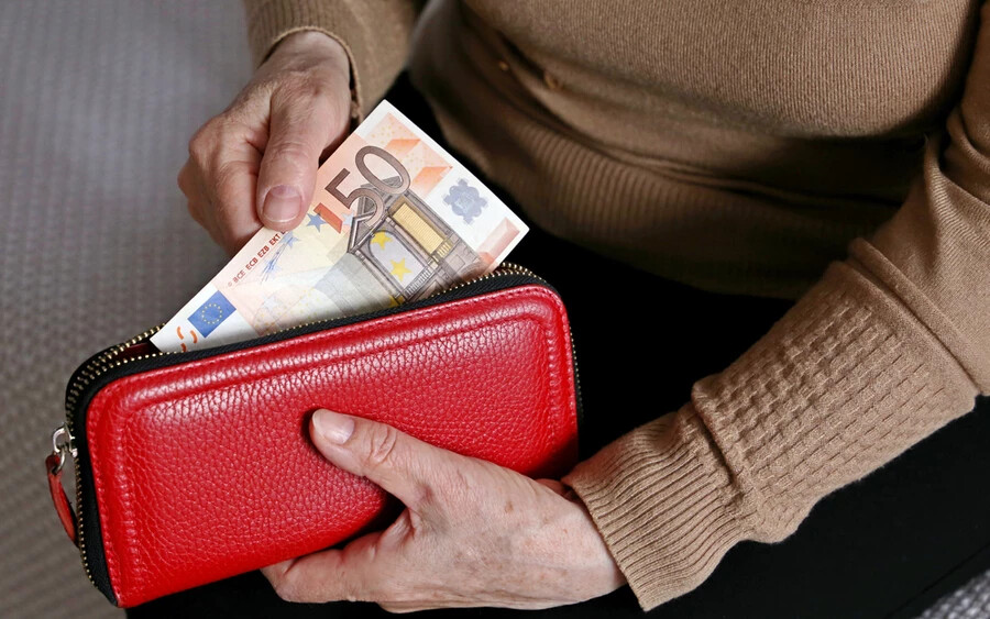 A nyugdíjasok nyugdíja 11,8 százalékkal emelkedett januárban. A január és június között nyugdíjba vonulók nyugdíját ugyanennyivel emelte a Szociális Biztosító. Tehát ha valaki májusban kérte a nyugdíját, és a nyugdíja 350 euró volt, akkor ehhez az összeghez hozzáadták a 11,8 százalékos emelést, így 391,30 eurót kap.
