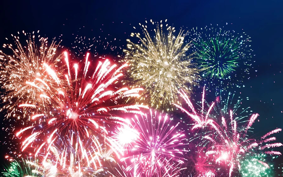 A módosításban meghatározzák az egyéb tűzijátékok megengedett használati időperiódusát is: ezentúl csupán december 31-én 18 órától éjfélig és január 1-jén éjféltől 2:00 óráig szabad majd tűzijátékozni. 