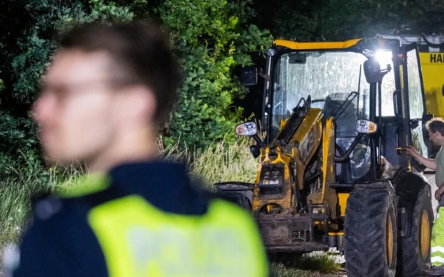 Egy gyermek és egy felnőtt életét vesztette, további tíz gyermek pedig megsérült egy kotrógép okozta balesetben szombaton Németországban, az alsó-szászországi Harburg kerületben – tájékoztattak a helyi hatóságok.