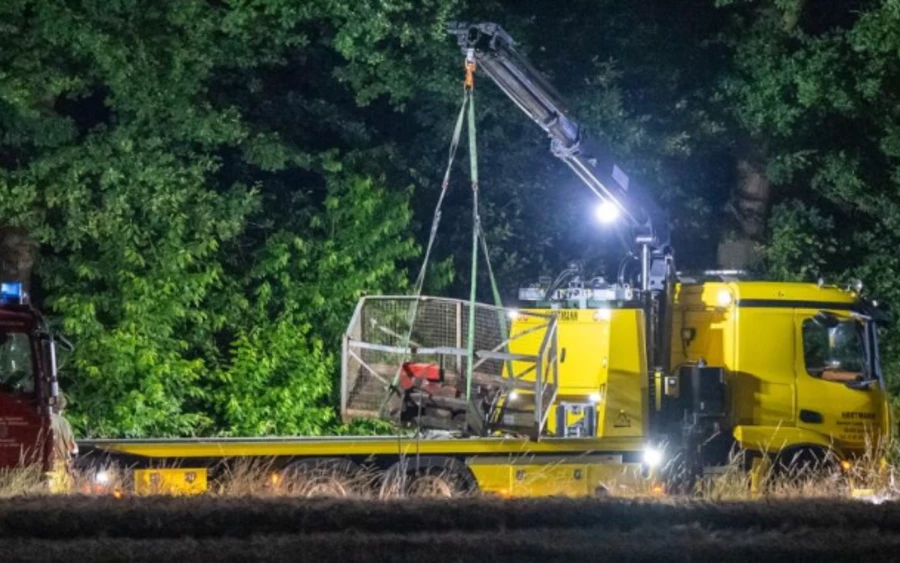 A csoport egy rácsos dobozban utazott, amely leesett a járműről, miután a földúton haladva a kotrógépen elszakadt a hidraulikatömlő.