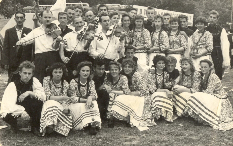 Pelsőci zenészek és táncosok az 1960-as gombaszögi Országos Dal- és Táncünnepélyen (1960)