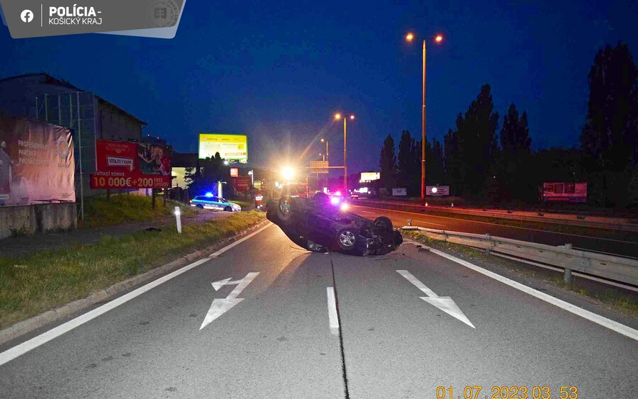 Szalagkorlátnak hajtott, tetejére borult az autó – ismeretlen sofőrt keres a rendőrség