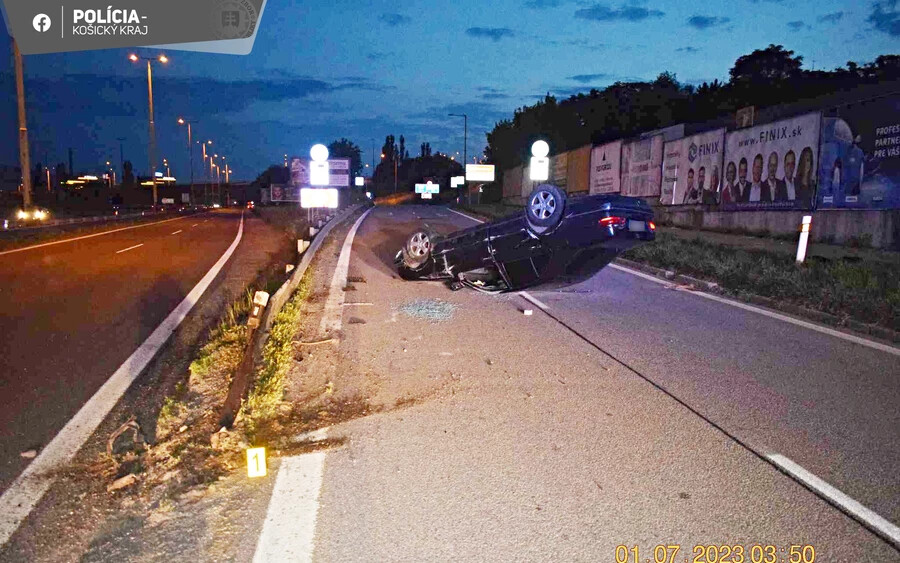 Szalagkorlátnak hajtott, tetejére borult az autó – ismeretlen sofőrt keres a rendőrség